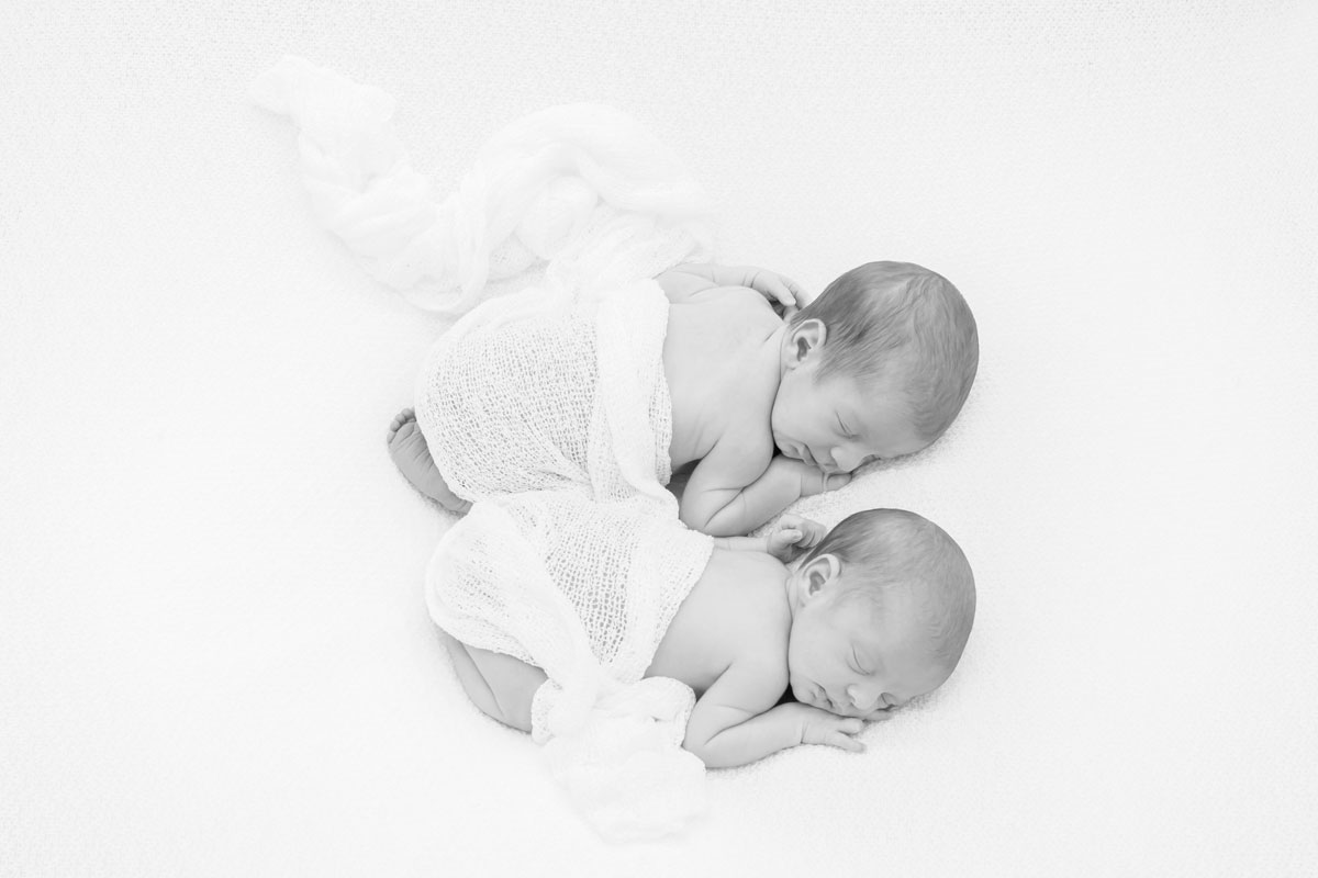 Reportaje newborn mellizos en Vitoria-Gasteiz -50mm fotógrafas-