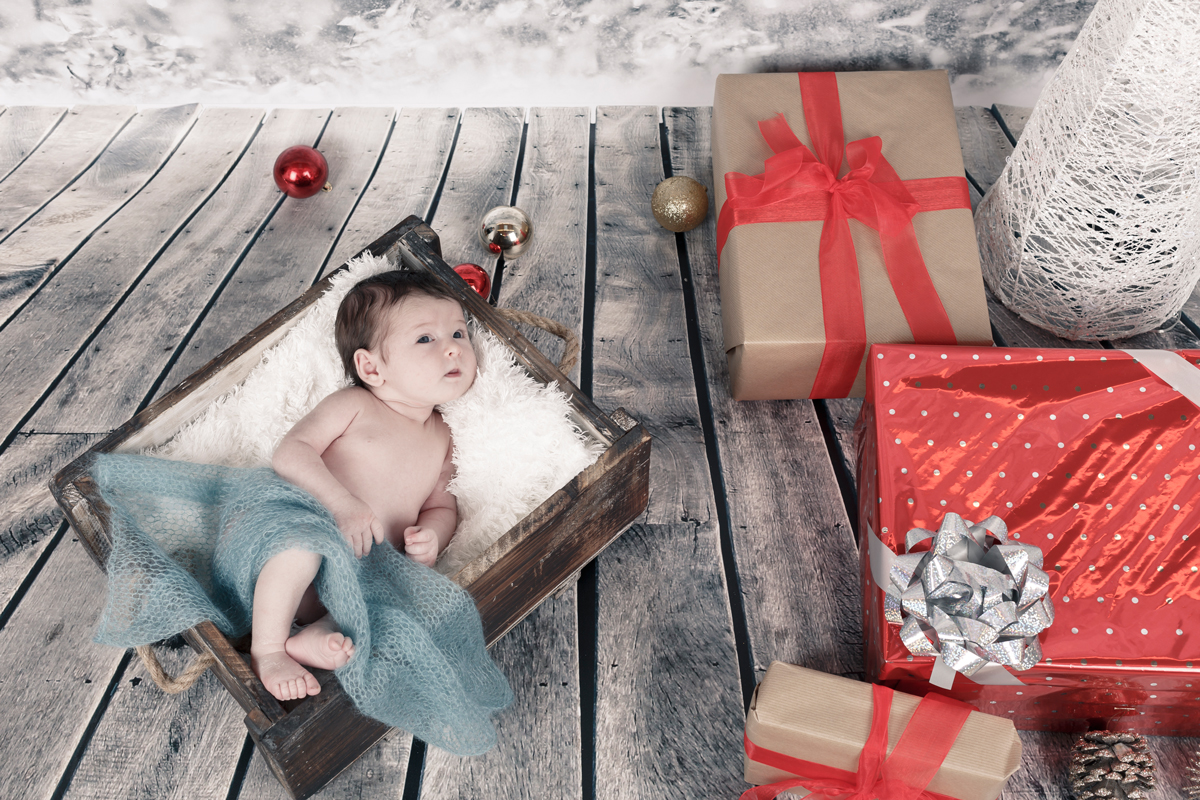 Reportajes de Navidad newborn en Vitoria-Gasteiz con motivo navideño
